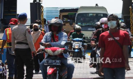 Polisi berjaga saat penyekatan di Dermaga Penyeberangan Ujung (Surabaya)-Kamal (Madura), Surabaya, Jawa Timur, Jumat (11/6/2021). Penyekatan dengan dilakukan tes Antigen bagi penumpang kapal dari Pulau Madura itu untuk menelusuri penyebaran COVID-19, menyusul meningkatnya kasus COVID-19 di Bangkalan, Madura. 