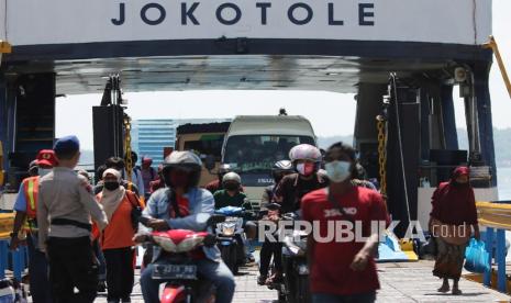 Polisi berjaga saat penyekatan di Dermaga Penyeberangan Ujung (Surabaya)-Kamal (Madura), Surabaya, Jawa Timur, Jumat (11/6/2021). Penyekatan dengan dilakukan tes Antigen bagi penumpang kapal dari Pulau Madura itu untuk menelusuri penyebaran COVID-19, menyusul meningkatnya kasus COVID-19 di Bangkalan, Madura. 