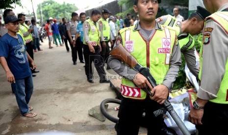 Polisi berjaga-jaga untuk menghindari aksi anarkisme warga. (ilustrasi)