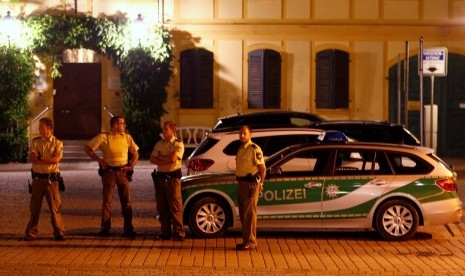 Polisi berjaga setelah ledakan di Ansbach, Jerman.