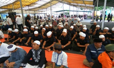 Polisi berkopiah putih dan Polwan berjilbab ikut dalam aksi Bela Islam Jilid III. Mereka ikut dalam kegiatan doa, zikir dan tausiah bersama di masjid Agung Medan, Jumat (2/12).