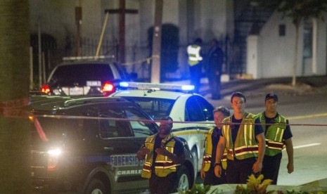 Polisi berkumpul di luar lokasi penembakan, gereja Emanuel A.M.E di Charleston, Carolina Selatan, Rabu (17/6).