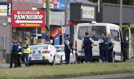 Polisi berkumpul di luar sebuah masjid di Linwood, Christchurch, Selandia Baru, Jumat (15/3). 