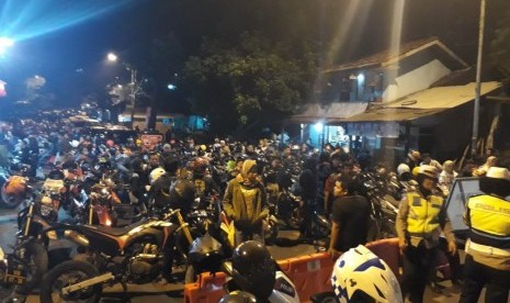 Polisi berlakukan rekayasa satu arah di jalur selatan pada Jumat (7/6) malam. Arus kendaraan dari arah Bandung ditutup di titik pos pemantauan pos utama Cikaledong, Nagreg, Kabupaten Bandung.