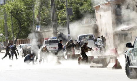 Polisi berlarian di lokasi ledakan kedua di Kabul, Afghanistan, Senin (30/4)