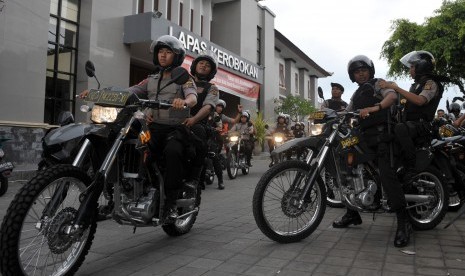 Polisi berpatroli di Lembaga Pemasyarakatan (Lapas) Kerobokan pasca bentrokan, Denpasar, Jumat (18/12).