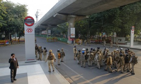 Facebook India Dikecam karena Diam Soal Konten Anti-Muslim. Polisi berpatroli di sebuah jalan di Lucknow, negara bagian Uttar Pradesh, India, Ahad (22/12). India dilanda gelombang demonstrasi dengan kekerasan. Demonstrasi menolak UU Kewarganegaraan yang dinilai anti-Muslim.