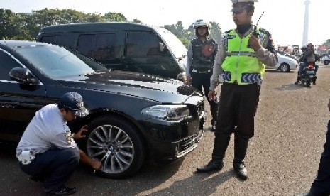 Polisi bersama Dinas Perhubungan melakukan pemeriksaan terhadap mobil yang terparkir sembarangan di Monas.