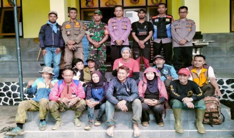 Polisi bersama masyarakat, TNI, aparatur pemerintah setempat, dan pendaki yang sempat hilang foto bersama di Markas Polsek Banjarwangi, Kabupaten Garut, Jawa Barat, Senin (27/11/2023). 