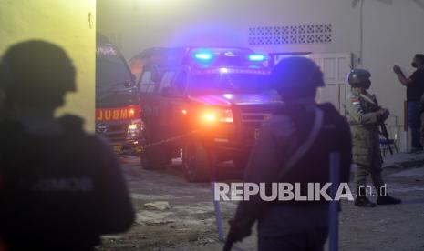 Polisi bersenjata berjaga di depan ruang jenazah tempat pelaksanaan identifikasi dan otopsi jenazah dari kelompok DPO Mujahidin Indonesia Timur (MIT) Poso di RS Bhayangkara di Palu, Sulawesi Tengah, Sabtu (17/7/2021). Kontak tembak antara Satgas Madago Raya dan kelompok DPO MIT Poso kembali terjadi pada Sabtu (17/7/2021) di wilayah Kabupaten Parigi Moutong dan menewaskan satu anggota kelompok MIT Poso. 