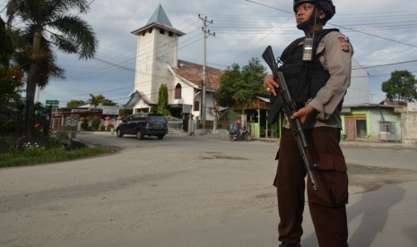 Polisi bersenjata berjaga di sekitar salah satu gereja. (Ilustrasi)