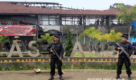 Polisi bersenjata laras panjang melakukan penjagaan ketat pasca kebakaran yang terjadi di Lembaga Pemasyarakatan Kelas IIA Banceuy, Kota Bandung, Ahad (24/4). (Republika/Dede Lukman Hakim)