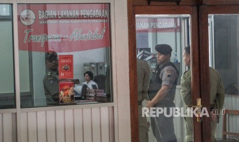 Polisi bersenjata melakukan pengawalan saat Petugas KPK melakukan penggeledahan di ruang Kepala Bagian Layanan Pengadaan Setda Kabupaten Purbalingga, di lantai dua Kompleks Kantor Bupati Purbalingga, Jateng, Rabu (6/6).