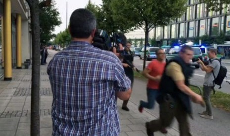 Polisi bersenjata merespons penembakan yang terjadi di mal Olympia Einkaufszentrum di Munich, Jerman, Jumat, 22 Juli 2016. 