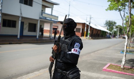 Polisi bersenjata Nikaragua berjaga di wilayah Masaya, Nikaragua, Jumat (13/7). Setidaknya hampir 300 orang meninggal sejak 19 April saat munculnya aksi demonstrasi yang meminta pengunduran diri Presiden Daniel Ortega.