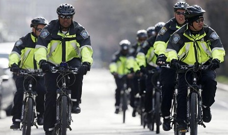  Polisi bersepeda Boston melakukan patroli di Commonwealth Avenue menyusul ledakan di garis finis Maraton Boston, Boston pada Senin 15 April, 2013