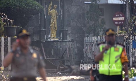 Polisi bersiaga di sekitar lokasi ledakan di Gereja Katolik Santa Maria Tak Bercela, Ngagel Madya, Surabaya, Jawa Timur, Minggu (13/5).