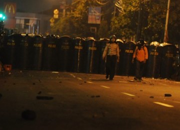 Polisi bersiap memukul mundur demosntran saat kerusuhan pecah saat mahasiswa UKI dan UPI YAI berunjuk rasa menolak kenaikan harga bahan bakar minyak di Salemba, Jakarta Pusat, Kamis (29/3). (Republika/Aditya Pradana Putra)