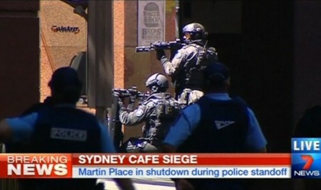 Polisi bersiap menjaga sebuah kafe tempat sekitar 40 warga disandera di Sydney, Australia