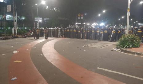 Tiga Kendaraan di Balai Kota Rusak Dilempari Massa. Polisi blokade jalan di depan Medan Merdeka Timur, tepat di depan Stasiun Gambir, Jakarta Pusat, Kamis (8/10). 