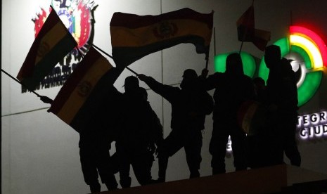 Bendera Bolivia dari atas atap kantor polisi di La Paz, Bolivia (ilustrasi). 