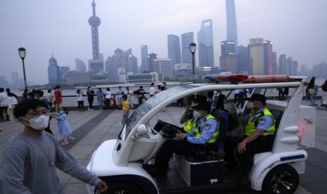 Polisi China berpatroli di kawasan pematang, Rabu, 1 Juni 2022, di Shanghai. Peretas mengklaim telah memperoleh kumpulan data 1 miliar orang China dari database kepolisian Shanghai dalam kebocoran yang, jika dikonfirmasi, bisa menjadi salah satu pelanggaran data terbesar dalam sejarah.