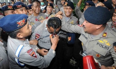 Polisi cukur rambut sambut kemenangan Komjen Budi Gunawan di PN Jaksel, Senin (16/2).