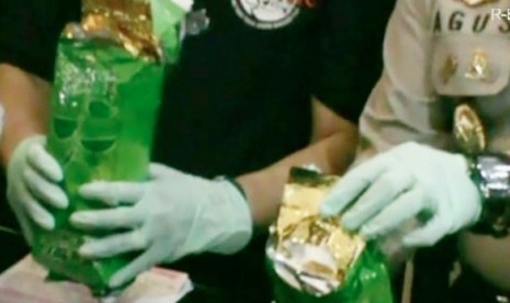 Polisi dan barang bukti sabu seberat 10 kilogram