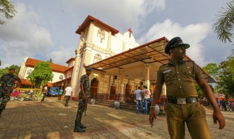 Polisi dan militer berjaga di area Gereja St Sebastian di Negombo, di utara Kolombo, yang menjadi salah satu sasaran bom pada Ahad (21/4). Dua ratusan korban tewas dan ratusan lainnya terluka akibat serangan bom di delapan lokasi di ibu kota Sri Lanka. 