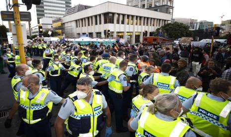 Polisi dan pengunjuk rasa terlibat bentrok di Wellington, Selandia Baru, Selasa (22/2/2022). Pengunjuk rasa menentang mandat vaksin.