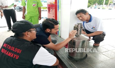 Polisi dan petugas Diskopdagin melakukan inspeksi dan pengambilan sampel BBM jenis Pertamax di sejumlah SPBU di wilayah Indramayu. 