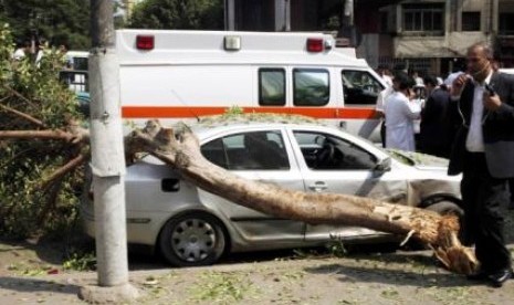 Polisi dan petugas forensik melakukan investigasi usai ledakan bom di luar Kemenlu di Kairo, Ahad (21/9).