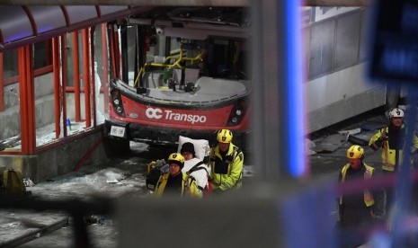 Polisi dan petugas tanggap darurat di lokasi kecelakaan bus tingkat di Ottawa, Kanada, Jumat (11/1).