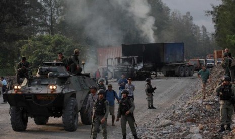  Polisi dan tentara terlihat menjaga keamanan dalam protes yang dilakukan pekerja di Tambang Freeport di Papua bulan Agustus lalu.