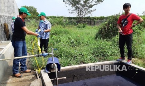 Polisi dari Satreskrim Polres Purwakarta, menyegel IPAL PT Warrenty Industries, di Jl Raya Sadang-Subang, Kampung Sukamukti, Desa/Kecamatan Cibatu, Selasa (5/6). 