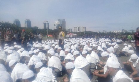 Polisi dengan atribut khusus, memakai surban dan berpeci  turut disiapkan untuk mengawal demo ormas Islam yang akan dilakukan di Istana Negara Jumat (4/11)