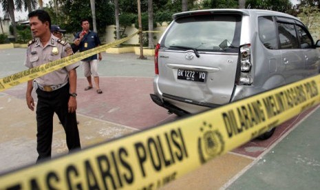 Polisi di lokasi kejadian mobil guru tabrak siswa TK di Medan pada awal bulan Maret  lalu.  (Foto: Irsan Mulyadi/ANTARA)