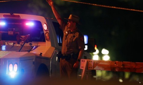 Polisi di lokasi penembakan gereja First Baptist Church di Sutherland Springs, Texas, AS, Ahad (5/11).