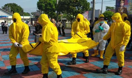 Polisi di Majalengka tengah mengikuti simulasi dan pelatihan pemulasaraan jenazah pasien COVID-19. 