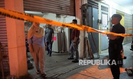 Polisi Diraja Malaysia (PDRM) Kajang bersama Relawan Prabowo - Sandi (PADI) Malaysia berjaga di lokasi penemuan surat suara Pemilu 2019 yang diduga sudah dicoblos di sebuah rumah toko Jalan Seksyen 2/11 Kajang Selangor, Kamis (11/4/2019).