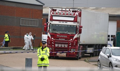 Polisi forensik di lokasi temuan truk kontainer dimana di dalamnya terdapat 39 jenazah di Thurrock, Inggris Selatan, Rabu (23/10).