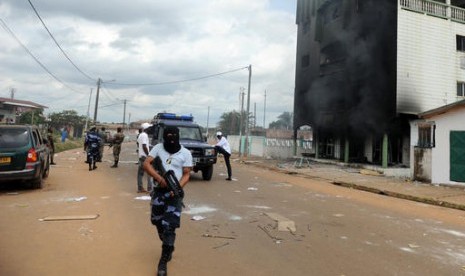 Polisi Gabon saat mengamankan protes setelah pemilu di Libreville, Kamis, 1 September 2016. Ali Bongo yang kembali terpilih sebagai presiden menuai protes dari rakyat.