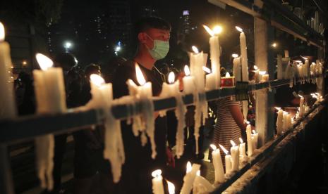   Polisi Hong Kong Gunakan Semprotan Merica di Peringatan Tiananmen. Pengunjuk rasa menyalakan lilin dalam peringatan tragedi tersebut, Kamis (4/6) malam.  