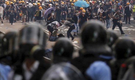 Polisi Hong Kong menembakkan gas air mata dan peluru karet ke arah demonstran di luar gedung parlemen, Rabu (12/6). Massa menentang kebijakan ekstradisi ke Cina.