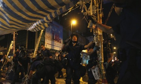 Polisi Hong Kong merubuhkan tenda pengunjuk rasa, Jumat subuh (17/10).