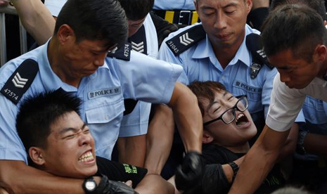 Polisi Hongkong saat menangkap demonstran.