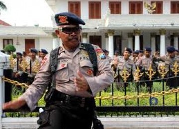 polisi ikut joget iwak peyek bareng pendemo