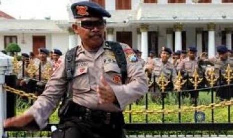 Polisi berjoget dengan pendemo (ilustrasi).