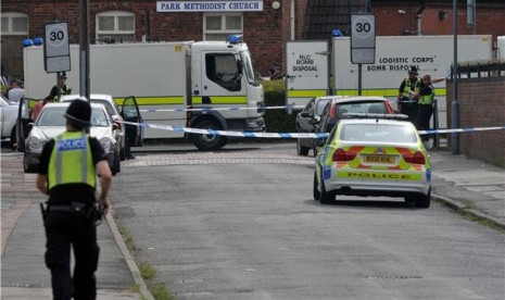 Polisi Inggris berjaga-jaga di sekitar lokasi peledakan masjid di Tipton, West Midlands, Inggris, Jumat (12/7). 