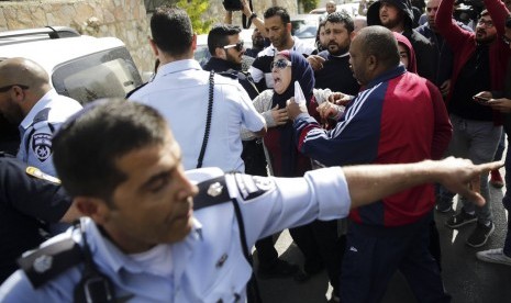 Polisi Israel bentrok dengan demonstran Palestina dalam aksi peringatan 100 tahun Deklarasi Balfour di luar Konsulat Inggris di Yerusalem, Kamis (2/11). 